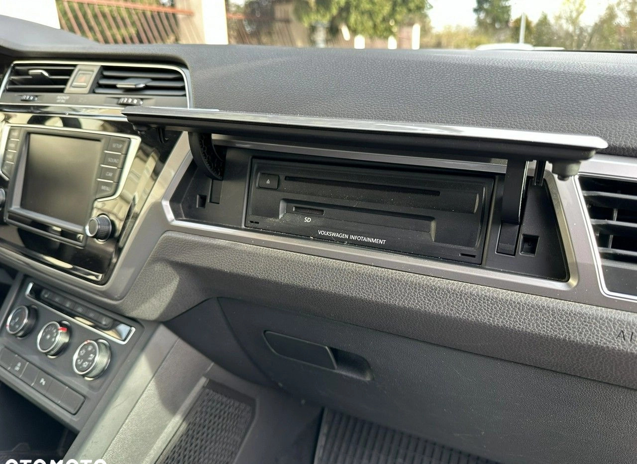 Volkswagen Touran cena 59600 przebieg: 220100, rok produkcji 2017 z Koszalin małe 232